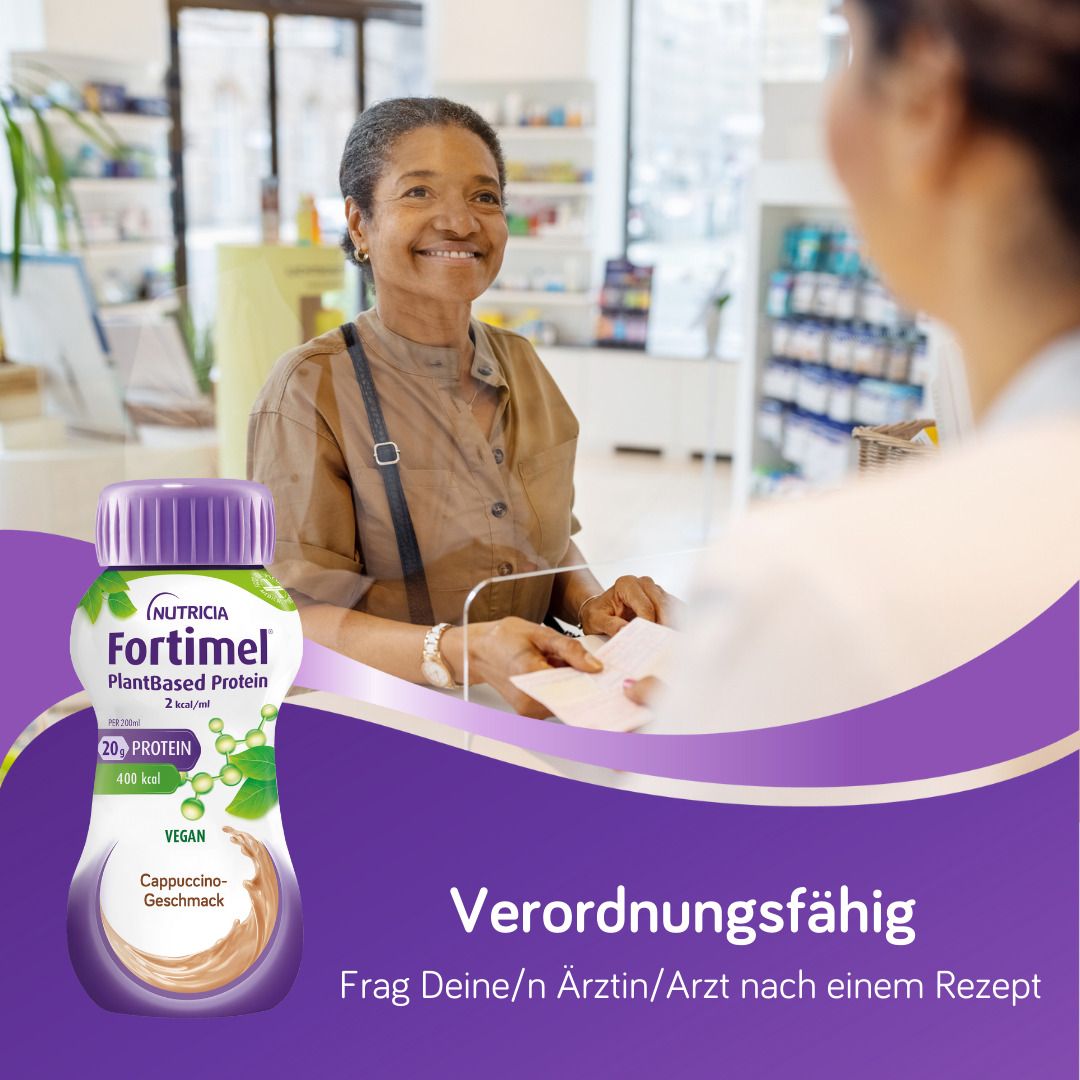 Frau in Apotheke mit Fortimel PlantBased Protein. Rezeptpflichtig. Fragen Sie Ihren Arzt nach einem Rezept.