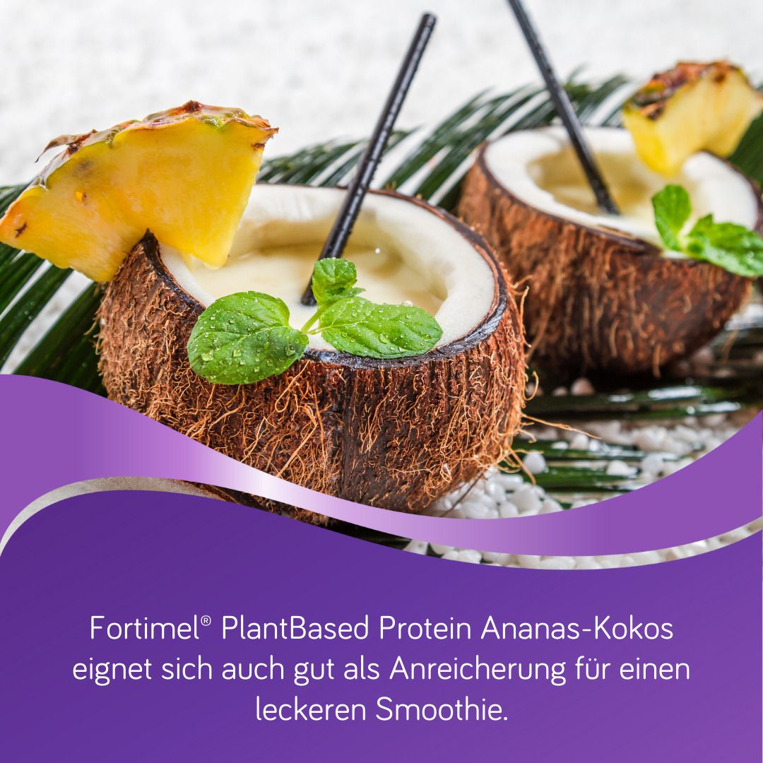 Zwei Kokosnüsse mit Fortimel PlantBased Protein Ananas-Kokos als Smoothie-Zutat.