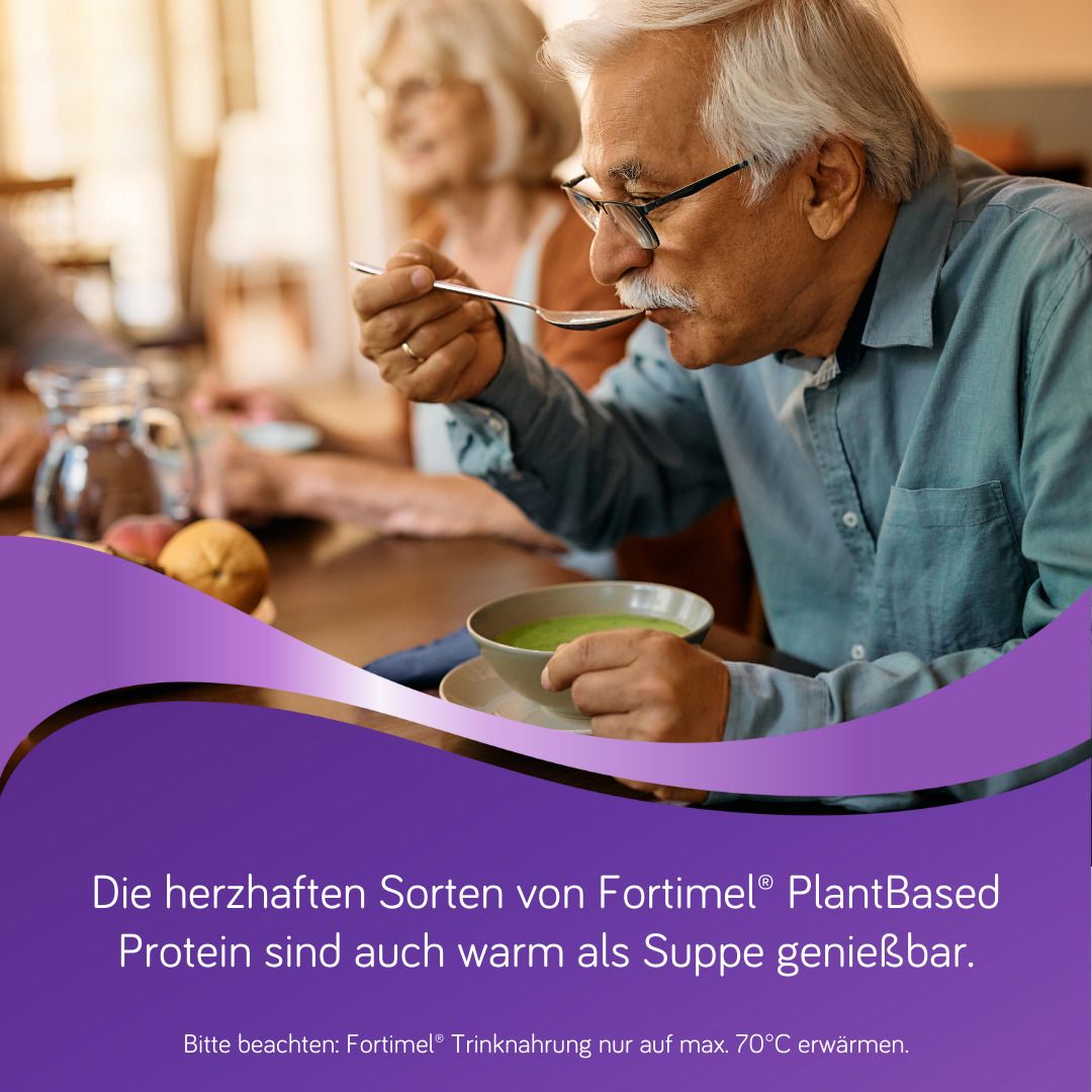 Älteres Ehepaar isst Suppe. Fortimel PlantBased Protein kann warm als Suppe genossen werden.
