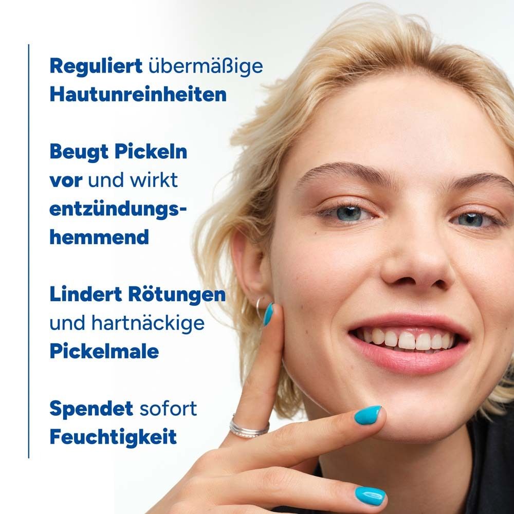 Frau mit blau lackierten Fingernägeln. Text: Reguliert Hautunreinheiten, beugt Pickeln vor, lindert Rötungen, spendet Feuchtigkeit.