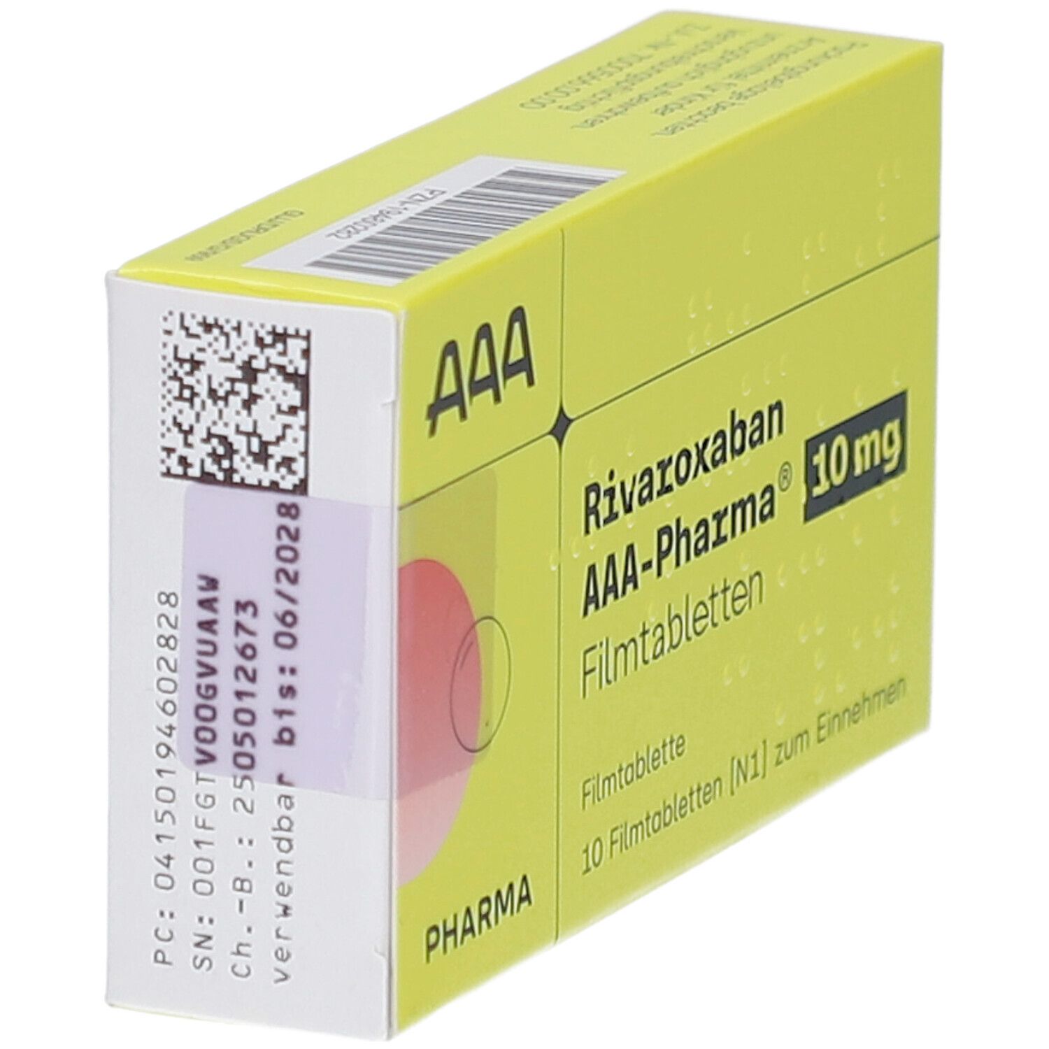 Gelbe Schachtel "Rivaroxaban AAA-Pharma 10 mg Filmtabletten". "AAA" Logo. Barcode und Chargennummer. "10 mg" hervorgehoben.