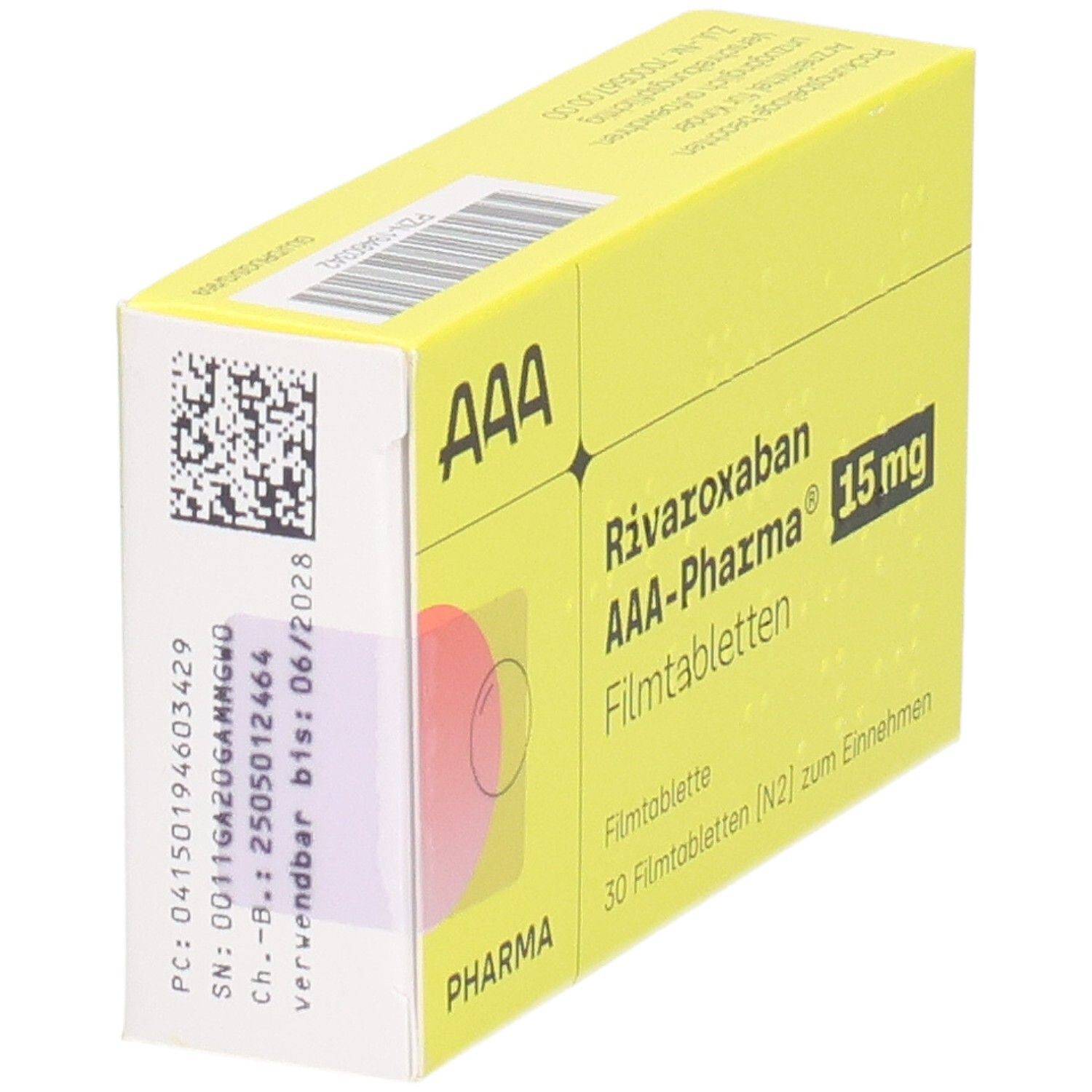 Gelbe Schachtel mit "Rivaroxaban AAA-Pharma 15 mg Filmtabletten". Aufdrucke: "AAA", "Pharma", "30 Filmtabletten". Barcode und Verfallsdatum.