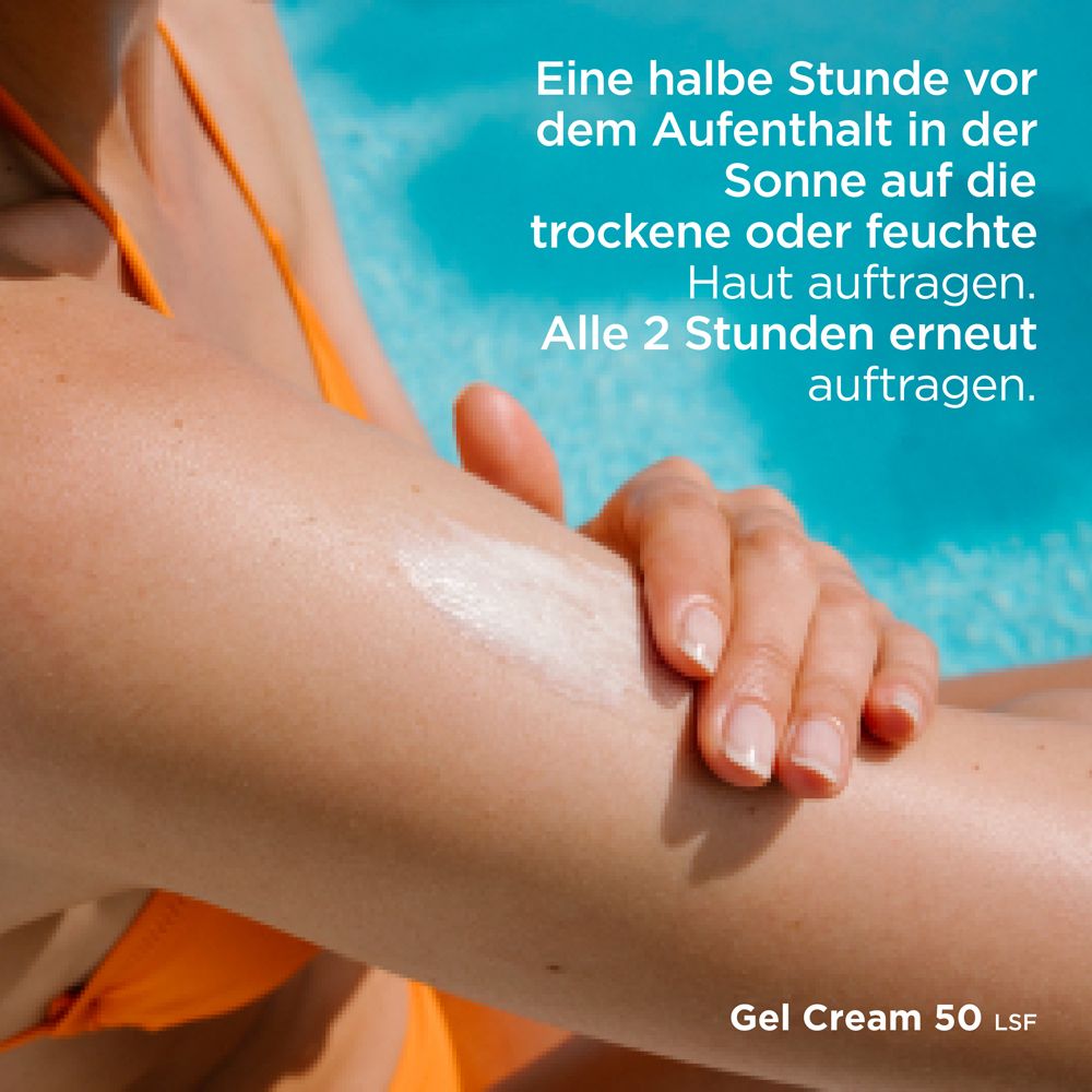Arm mit Creme. Text: Eine halbe Stunde vor dem Aufenthalt in der Sonne auftragen. Alle 2 Stunden erneuern.