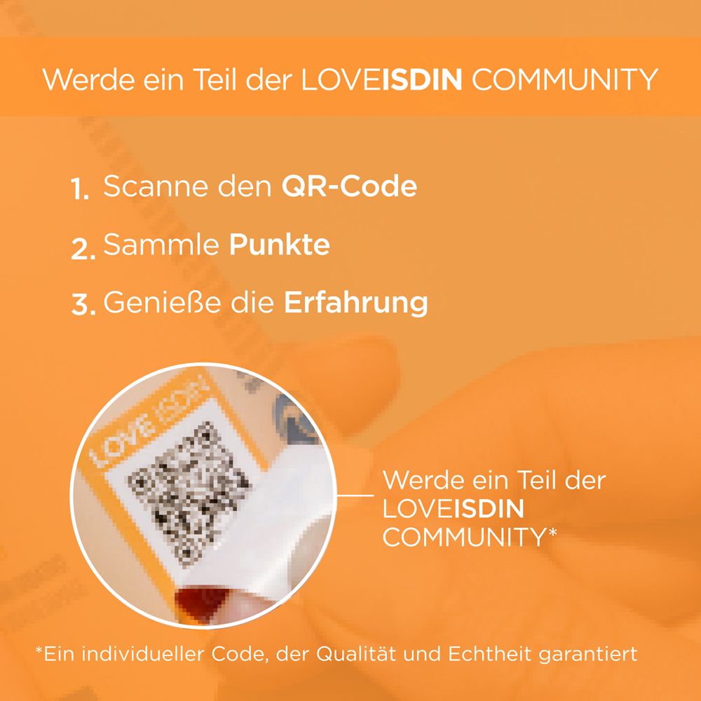 Hand hält Karte mit QR-Code. Text: Werde Teil der LOVEISDIN COMMUNITY.