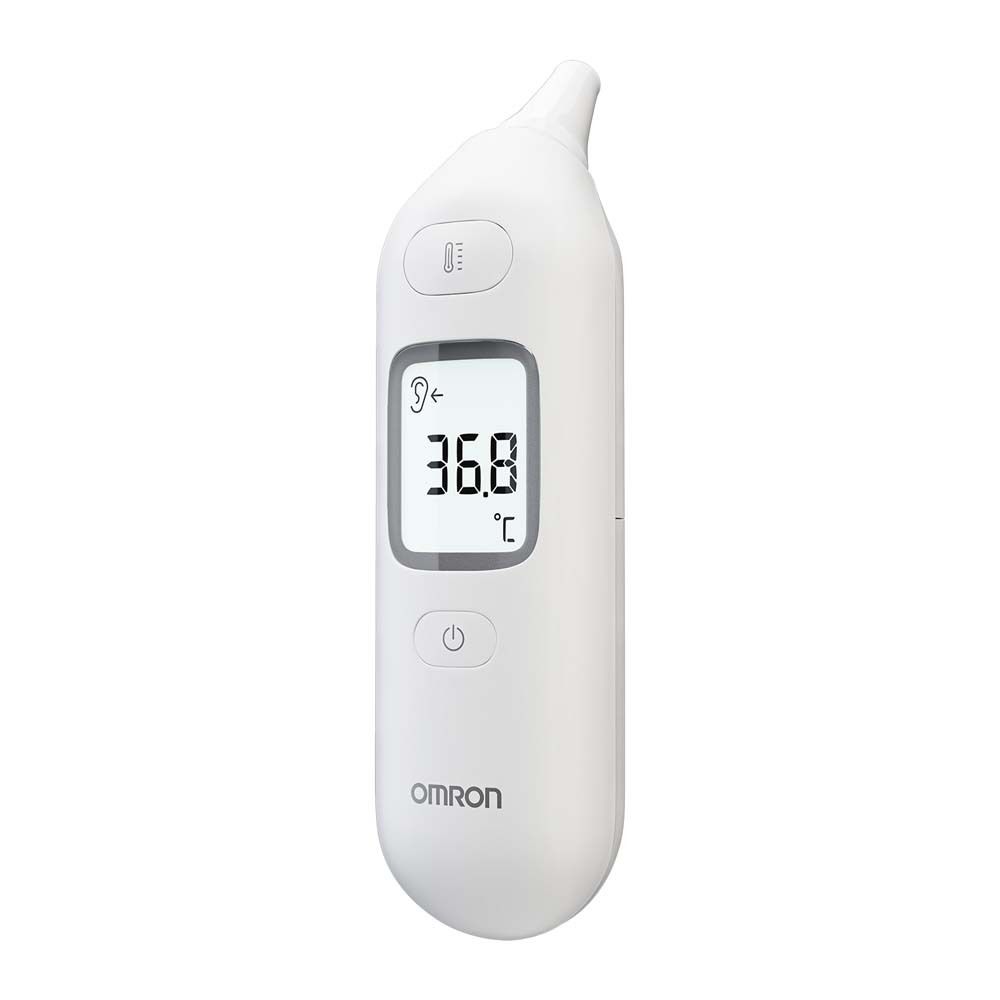 Weißes Ohr-Fieberthermometer. Digitalanzeige mit Temperatur. OMRON-Logo unten. Form: länglich mit Messspitze.