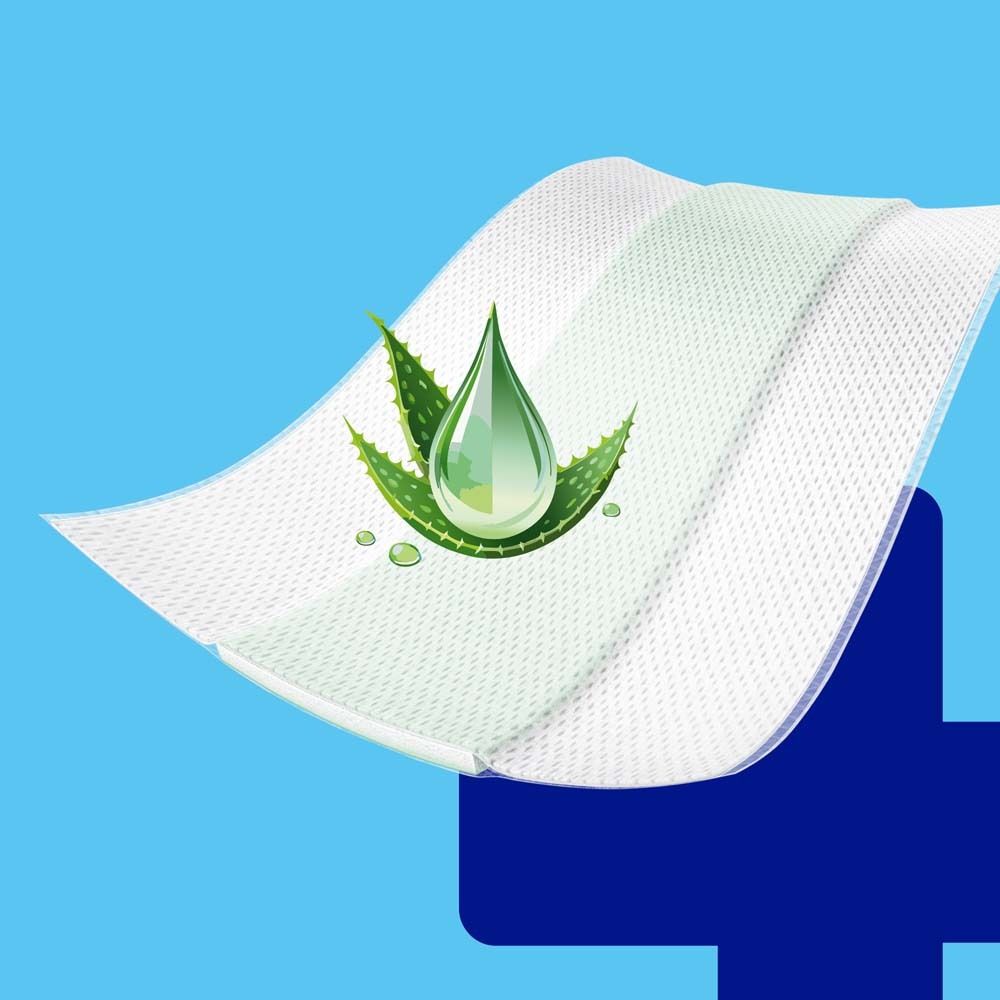 Aloe Vera Blätter und Tropfen auf weißem Wundkissen. Auf blauem Hintergrund mit Kreuz.