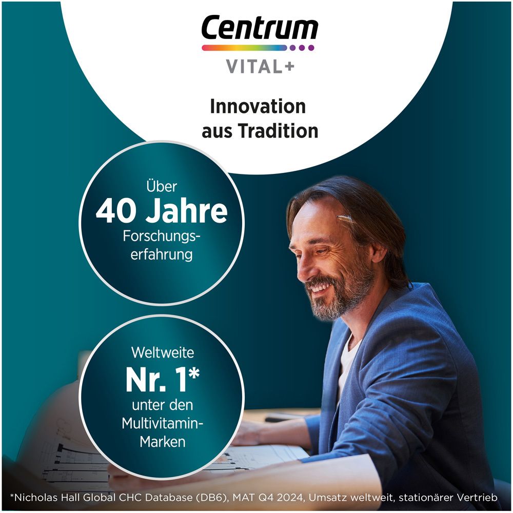 Mann am Schreibtisch. Text: Centrum Vital+. Über 40 Jahre Forschungserfahrung. Weltweite Nr. 1 unter den Multivitamin-Marken.