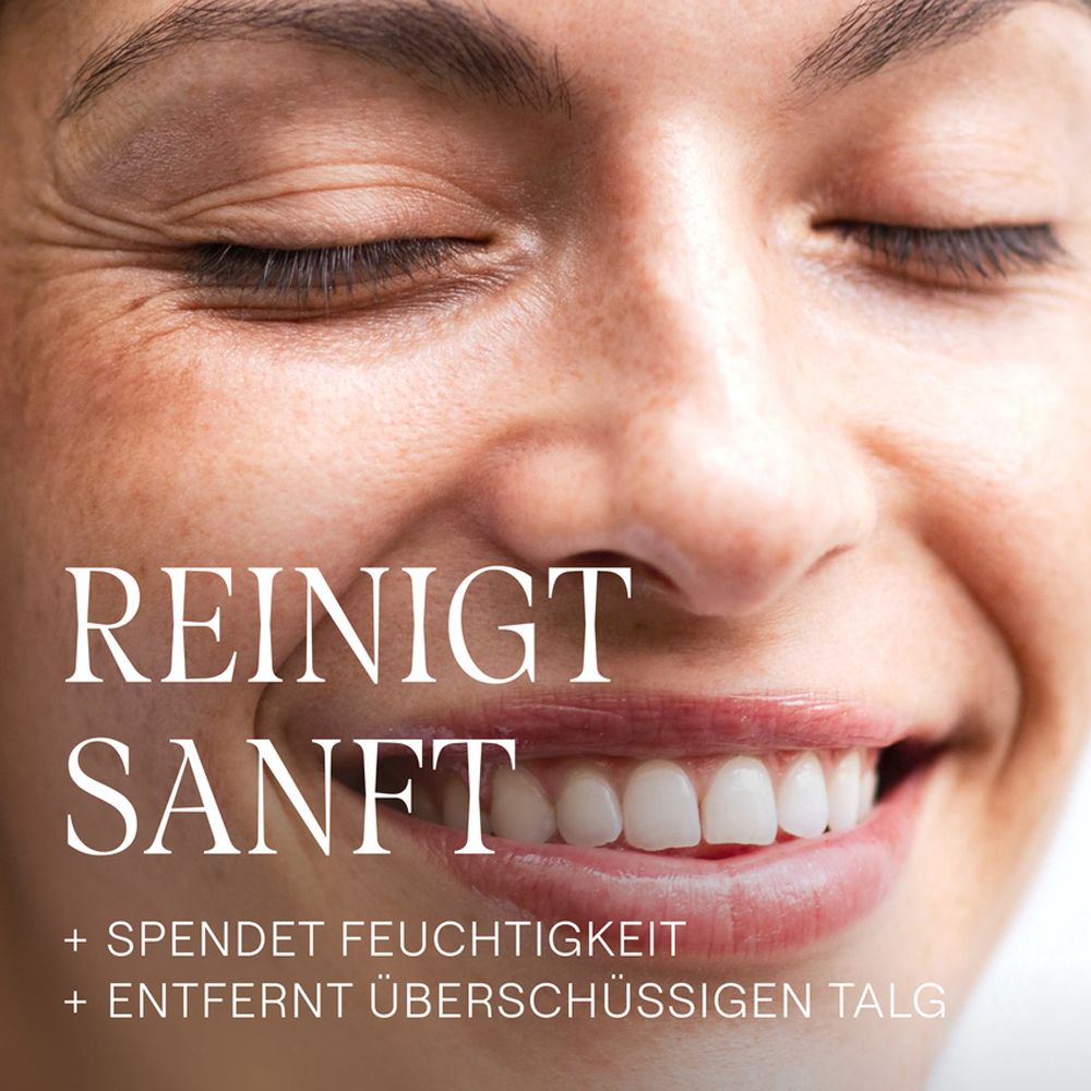 Nahaufnahme eines lächelnden Gesichts. Text: Reinigt sanft, spendet Feuchtigkeit, entfernt überschüssigen Talg.
