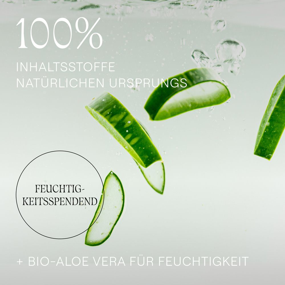 Aloe Vera-Blätter im Wasser. Text: 100% Inhaltsstoffe natürlichen Ursprungs. Feuchtigkeitsspendend. Bio-Aloe Vera.