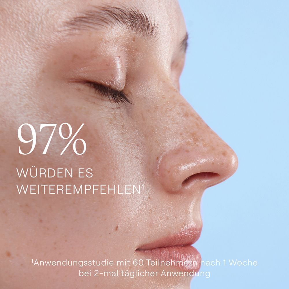 Nahaufnahme eines Gesichts. Text: 97% würden es weiterempfehlen. Anwendungstudie nach 1 Woche.