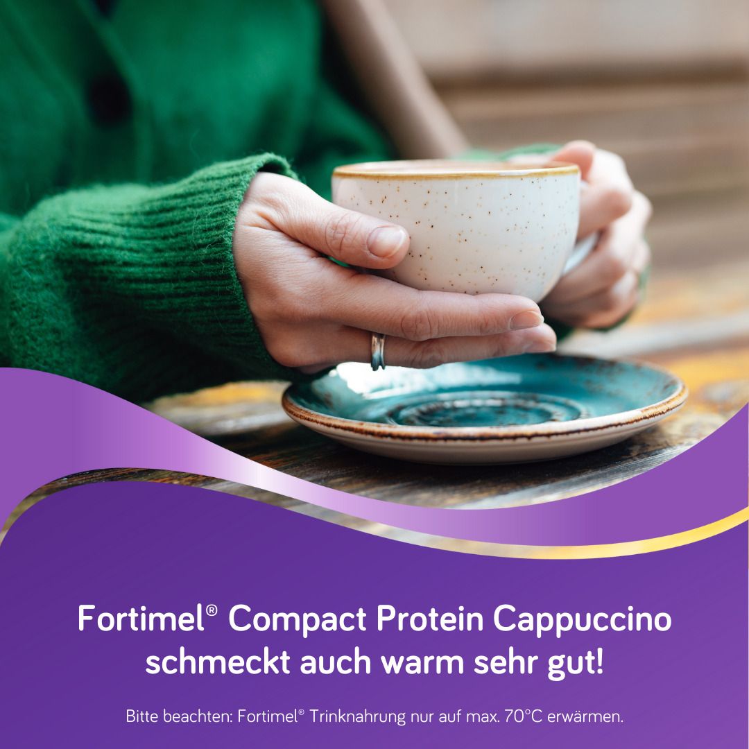 Hände halten eine Tasse mit Kaffee und eine Untertasse. FORTIMEL Compact Protein Cappuccino schmeckt auch warm.