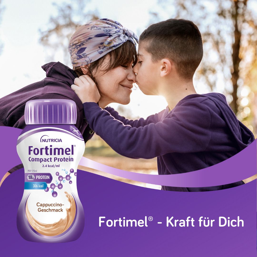 Mutter und Kind umarmen sich. FORTIMEL - Kraft für Dich. Flasche FORTIMEL Compact Protein Cappuccino.