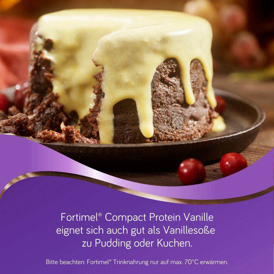 Vanillesoße aus FORTIMEL Compact Protein. Auf einem Schokoladenkuchen. Kirschen auf dem Teller.
