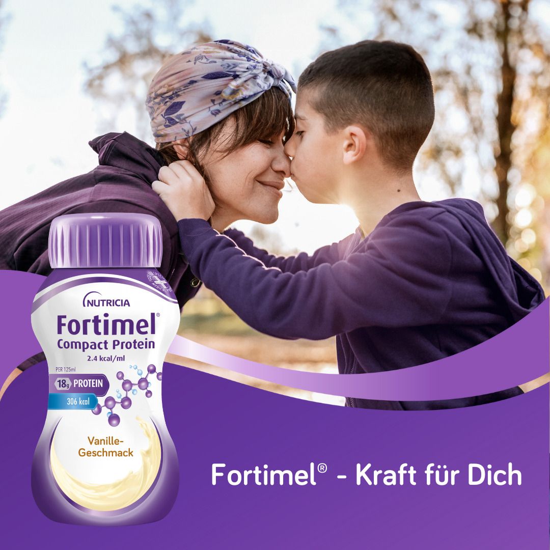 Mutter und Kind mit Flasche FORTIMEL Compact Protein 2.4 kcal Vanille. Kraft für Dich.