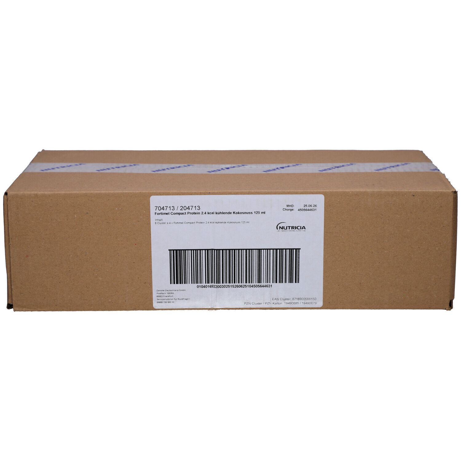 Brauner Karton mit Aufkleber. Aufkleber mit Barcode, Produktbezeichnung und Logo von Nutricia.