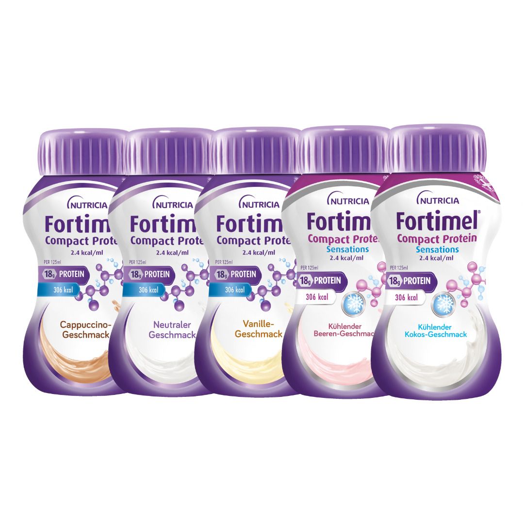 Fünf Flaschen mit lila Deckel. Aufschrift: Fortimel Compact Protein. Verschiedene Geschmacksrichtungen: Cappuccino, Neutral, Vanille, Beeren, Kokos.