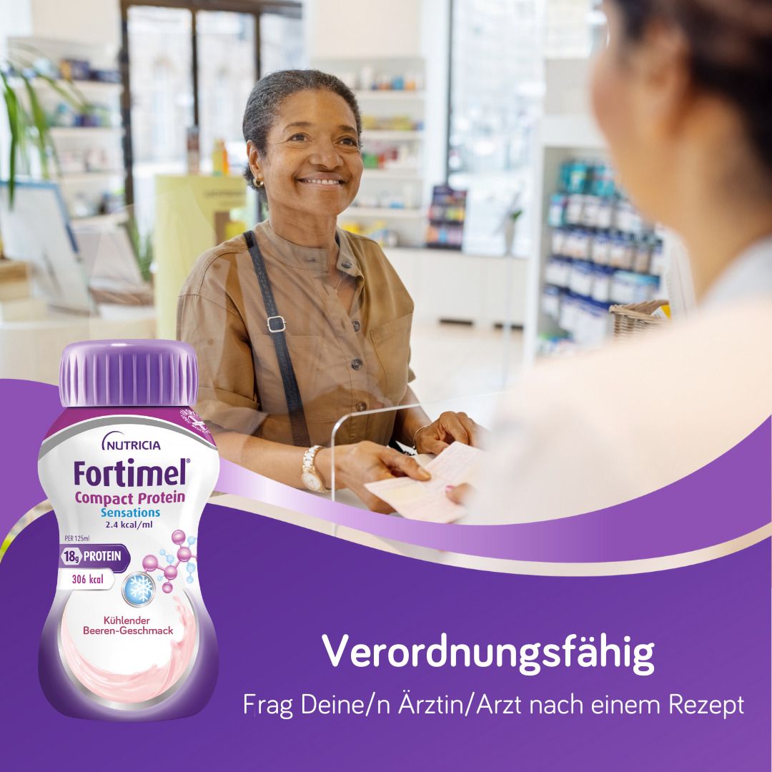 Eine Frau in einer Apotheke. Sie hält eine Flasche Fortimel Compact Protein, Beeren-Geschmack. Text: Verordnungsfähig. Fragen Sie Ihren Arzt.