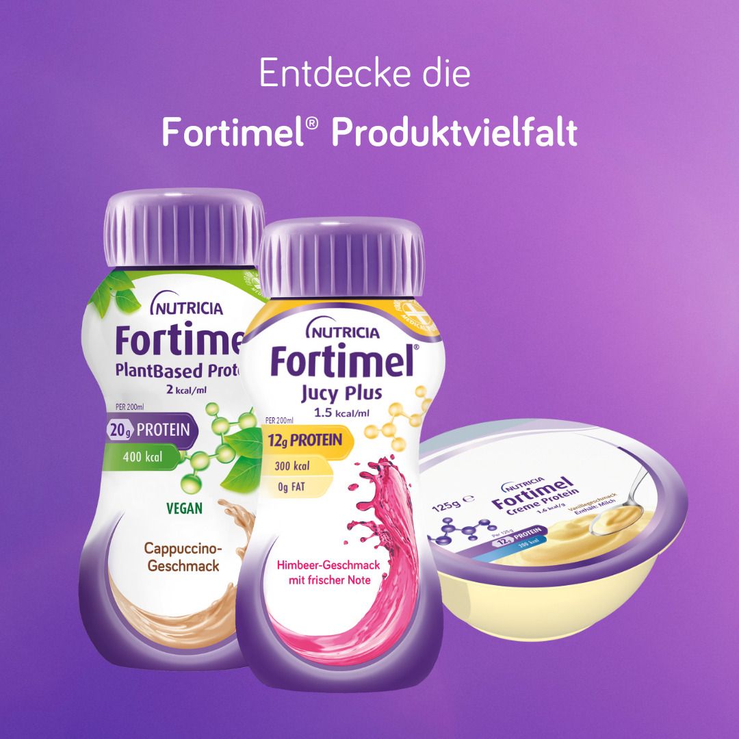 Drei Produkte: Fortimel PlantBased Protein, Cappuccino-Geschmack, Fortimel Juicy Plus, Himbeer-Geschmack, und ein Becher. Text: Produktvielfalt.