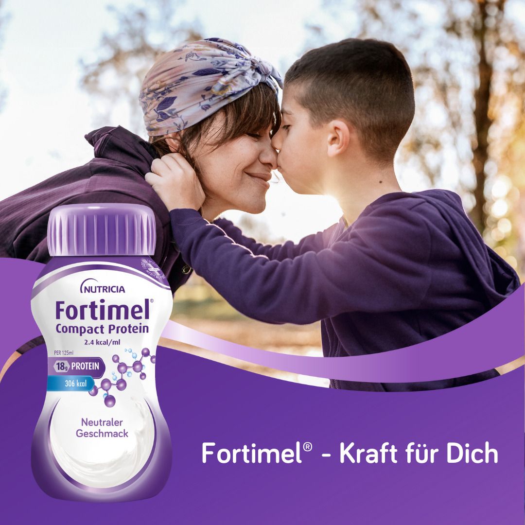 Eine Frau und ein Kind umarmen sich. Eine Flasche Fortimel Compact Protein, neutraler Geschmack. Text: Fortimel - Kraft für Dich.