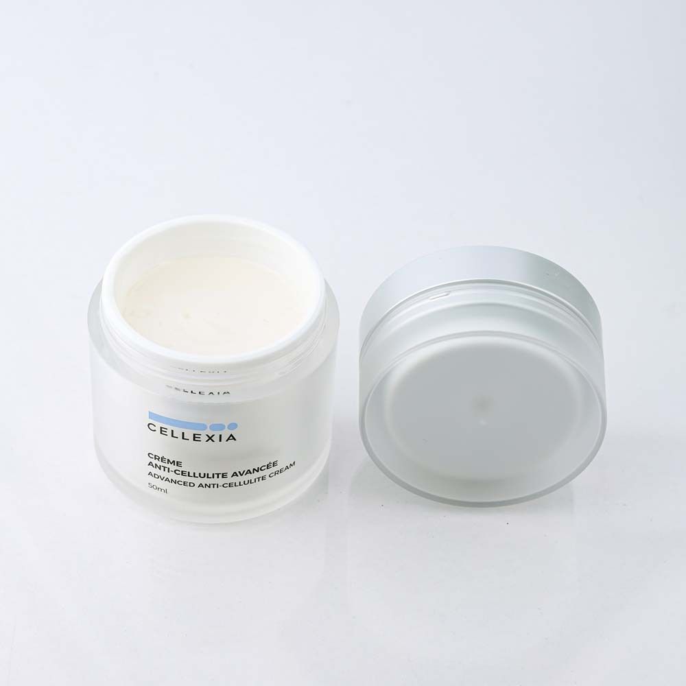Geöffnete Creme-Dose. Aufschrift: Cellexia, Crème Anti-Cellulite Avancée, Advanced Anti-Cellulite Cream, 50ml.
