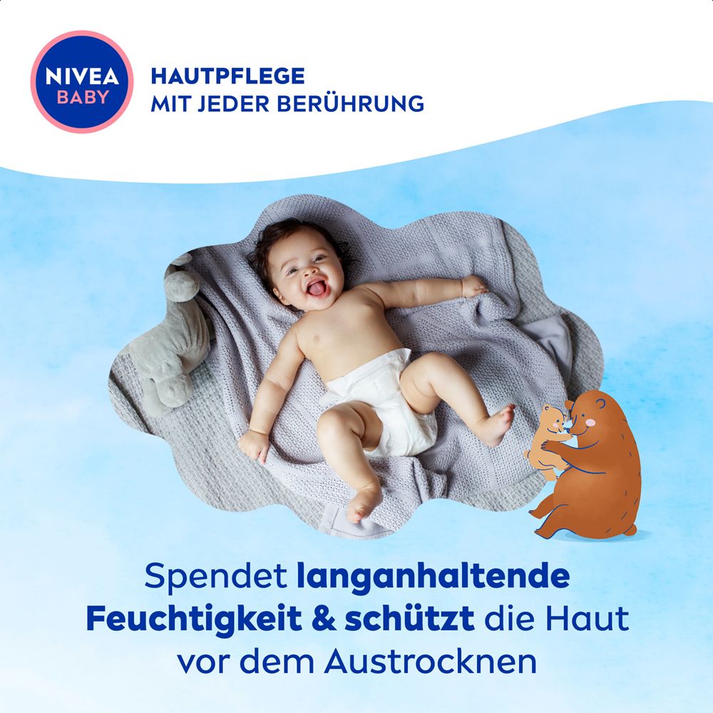 Lächelndes Baby auf Decke, umgeben von Wolken. NIVEA BABY Hautpflege.