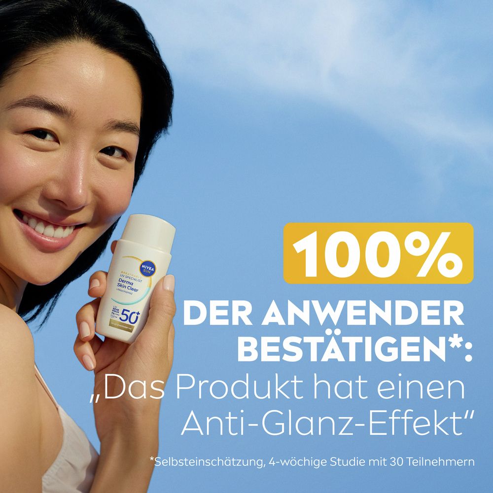 Frau hält Nivea Sun UV Fluid LSF 50+. 100% der Anwender bestätigen Anti-Glanz-Effekt.