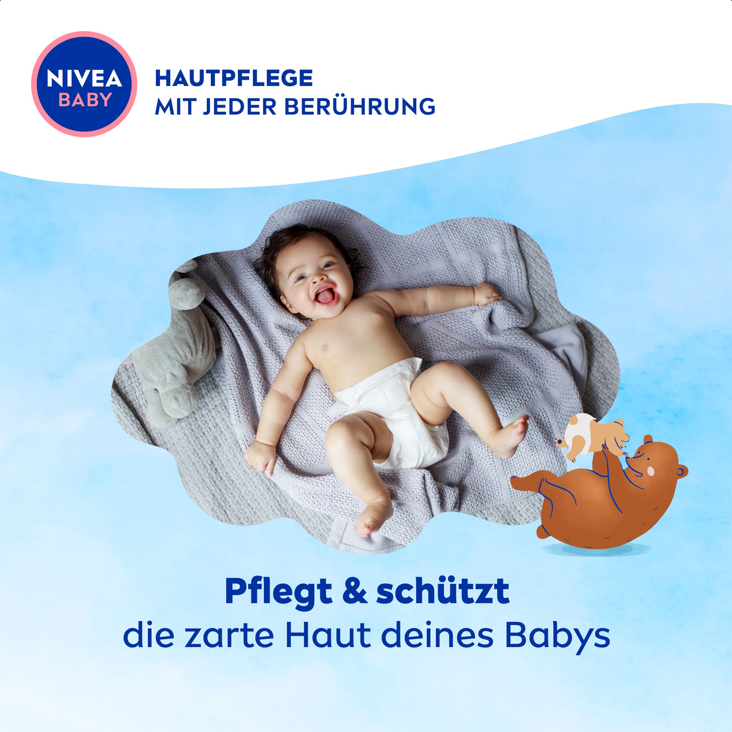 Glückliches Baby auf einer Decke, umgeben von NIVEA BABY Hautpflege-Motiven. Bär hält Baby.