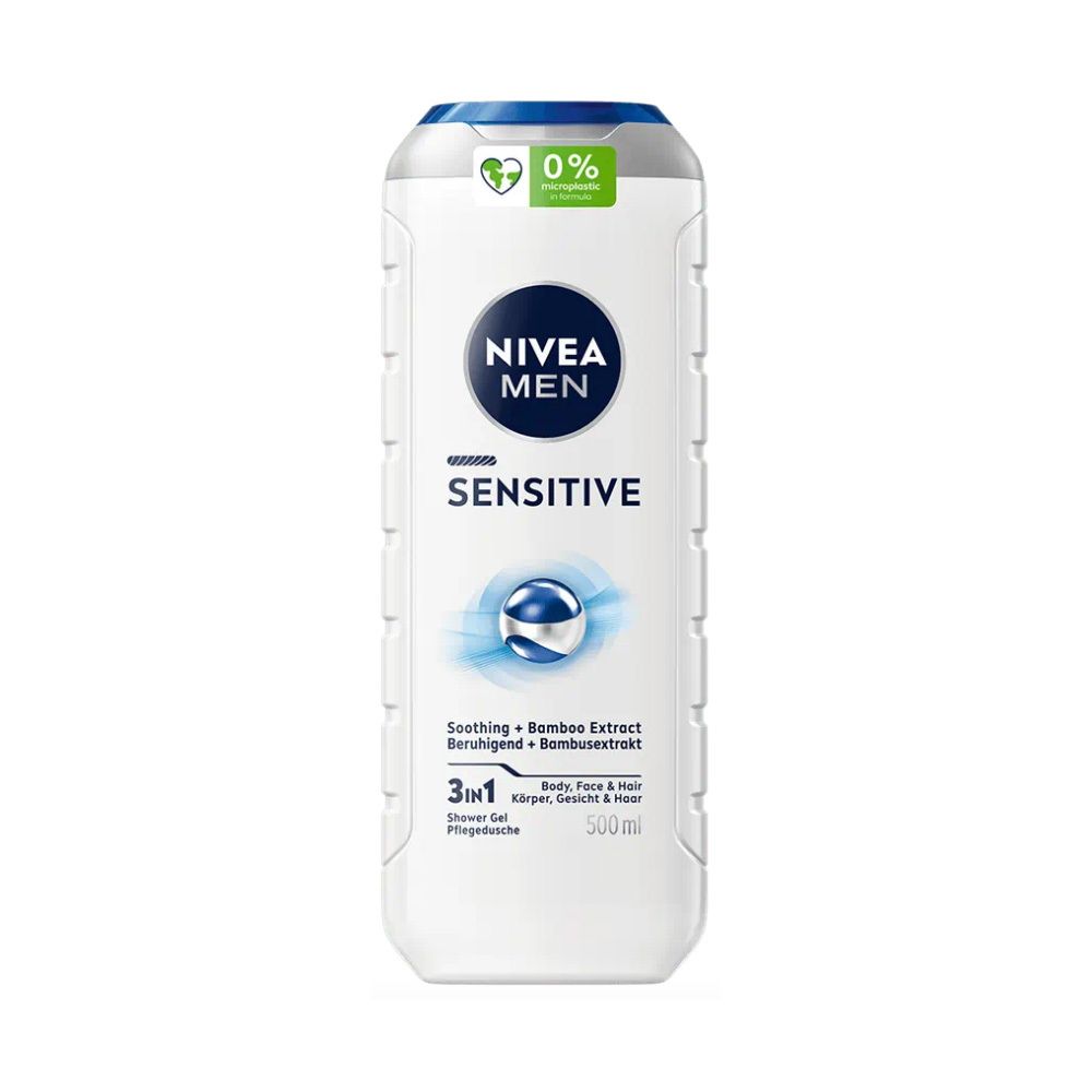 Weiß-blaue Flasche Nivea Men Sensitive Pflegedusche. Mit blauem Deckel, Logo und Produktbezeichnung. Enthält Bambusextrakt. 3in1 für Körper, Gesicht & Haar.