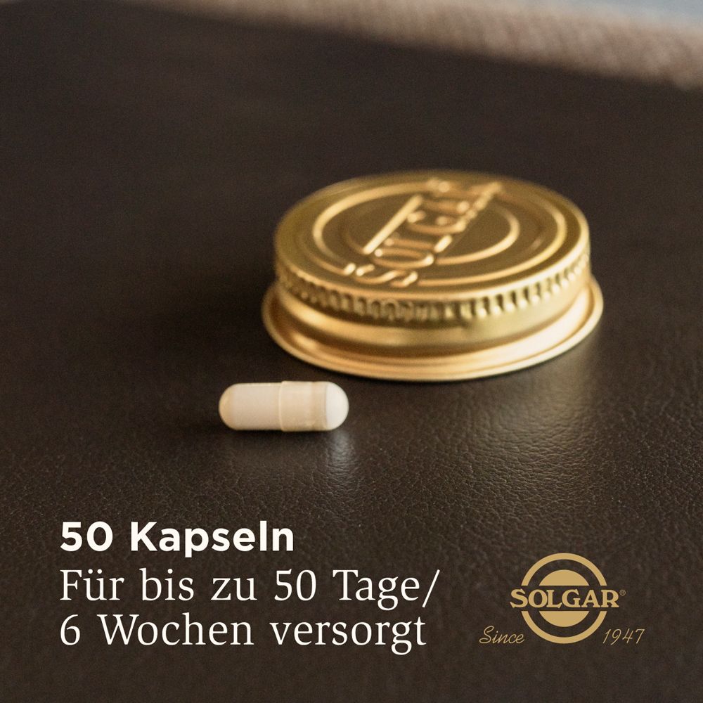 Goldfarbener Deckel und eine Kapsel auf braunem Untergrund. Text: 50 Kapseln, für bis zu 50 Tage/6 Wochen versorgt.