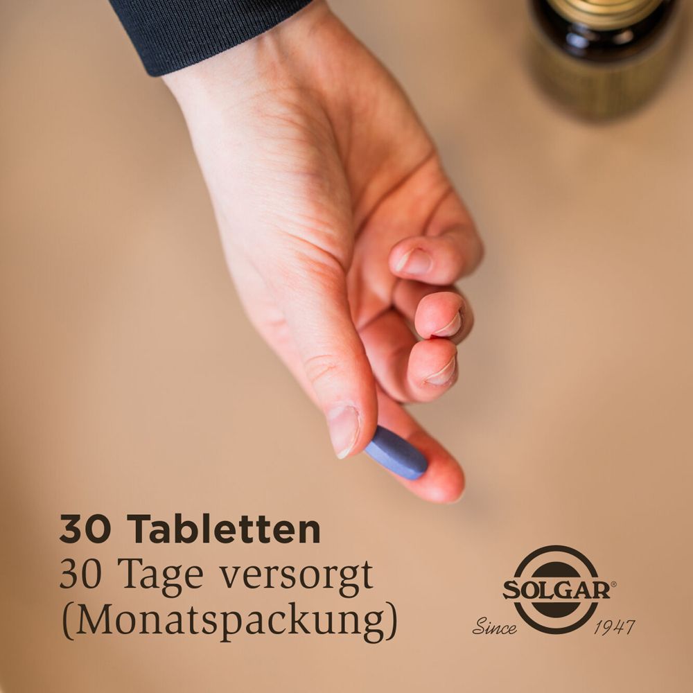 Hand hält blaue Tablette. Text: 30 Tabletten, 30 Tage versorgt (Monatspackung). Logo: Solgar.