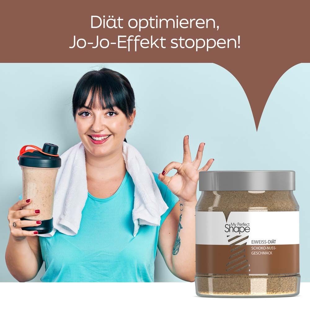 Frau mit Shake und Handzeichen. Im Hintergrund: Produktglas mit Aufschrift My Perfect Shape.