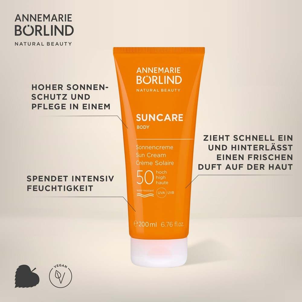 Orange Tube mit Sonnencreme. Marke: ANNEMARIE BÖRLIND. SUNCAR Body LSF 50. Text auf dem Produkt.