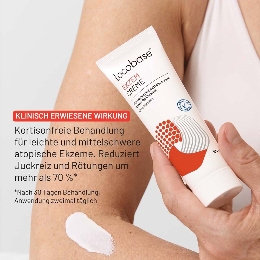Person hält Tube Locobase Ekzem Creme. Creme auf Arm aufgetragen. Text: Klinisch erwiesene Wirkung.
