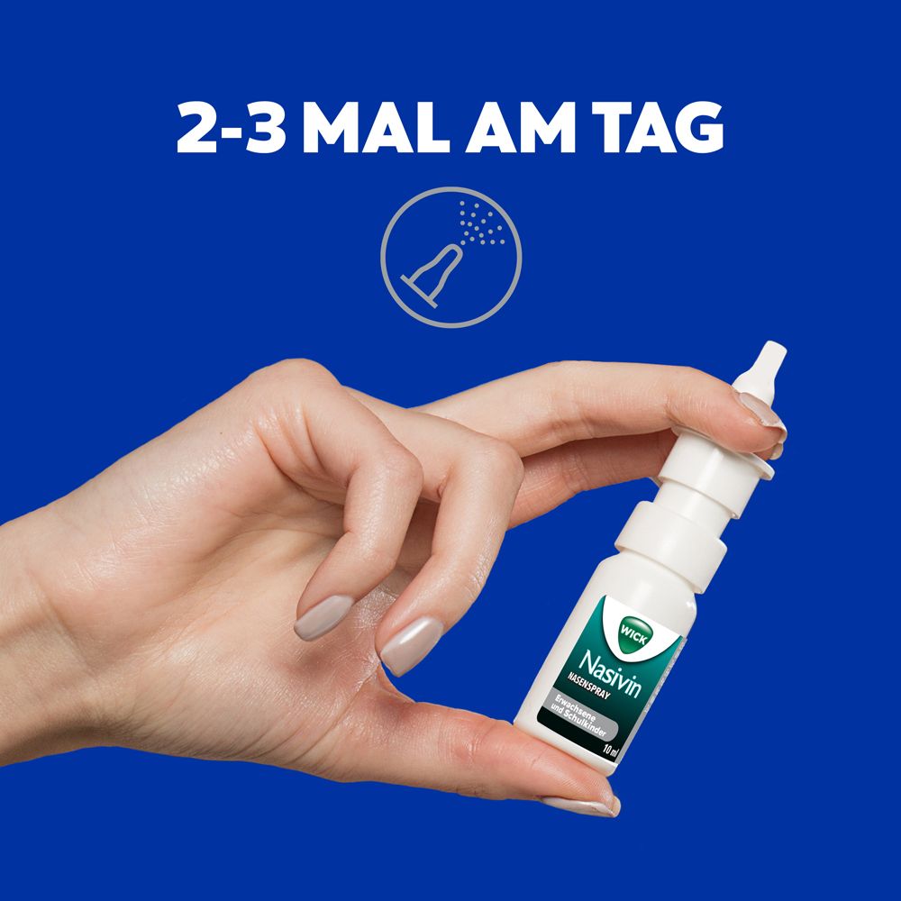 Hand hält Nasenspray. Text: 2-3 mal am Tag. Blauer Hintergrund. Nasenspray-Flasche mit grünem Sprühkopf.