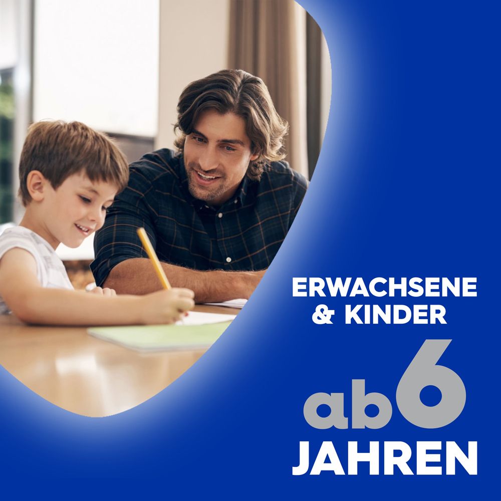 Vater und Kind schreiben. Text: Erwachsene & Kinder ab 6 Jahren. Blauer Hintergrund. Kind und Mann am Tisch.