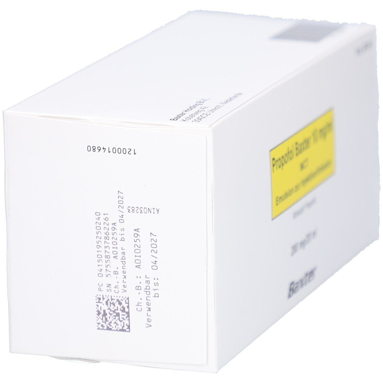 Schrägansicht einer weißen Kartonverpackung. Aufdrucke: Propofol Baxter 10 mg/ml, Chargennummer, Verfallsdatum, Barcode und Baxter Logo.