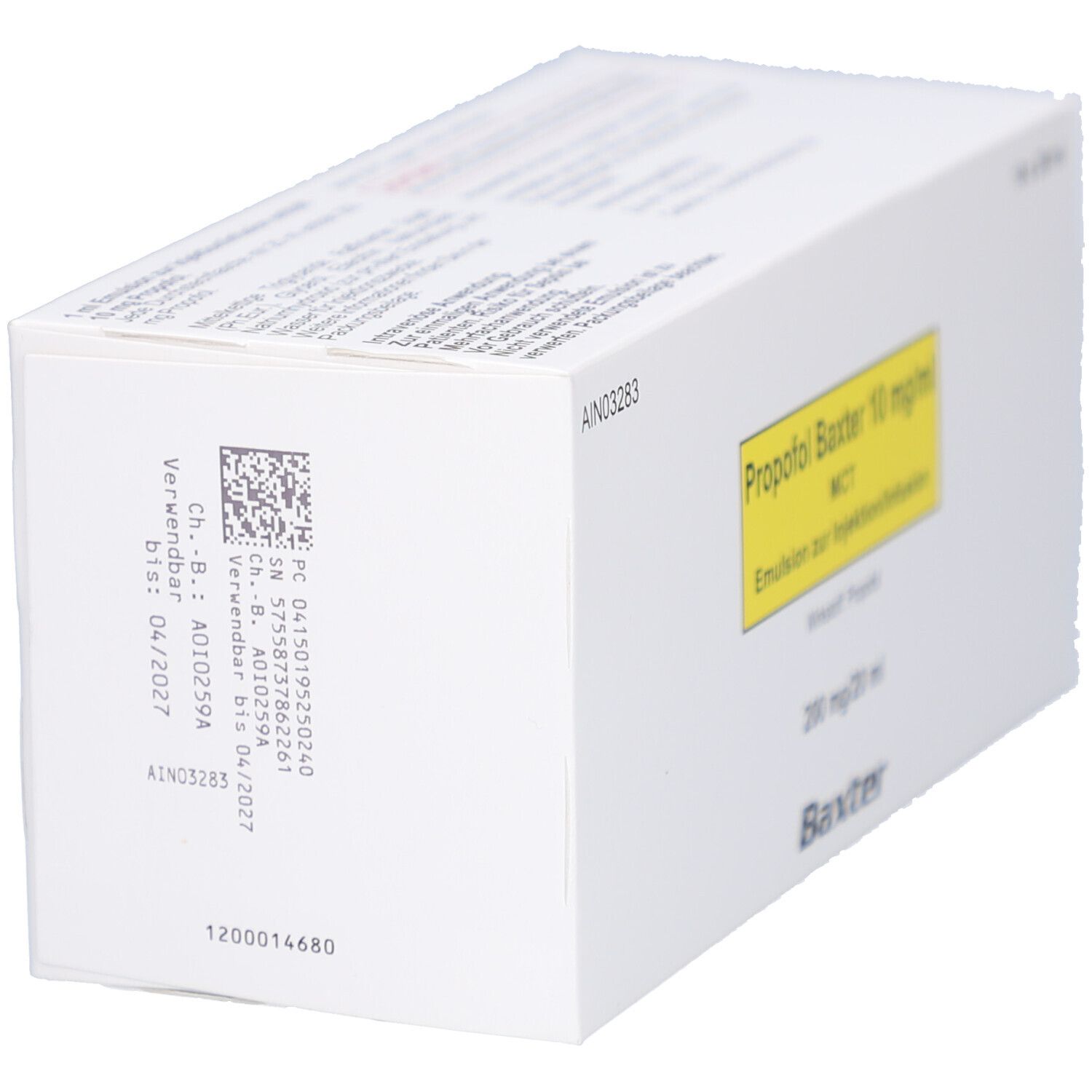 Schrägansicht einer weißen Kartonverpackung. Aufdrucke: Propofol Baxter 10 mg/ml, Chargennummer, Verfallsdatum, Barcode und Baxter Logo.