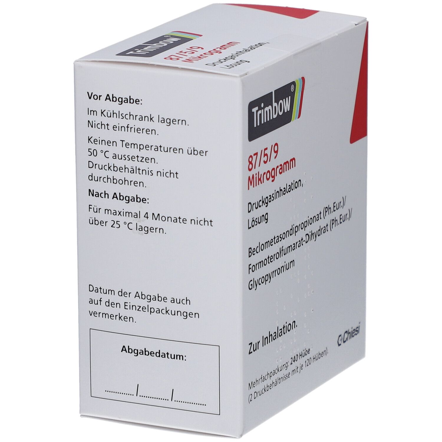 Weiße Schachtel mit rotem Akzent. Aufschrift: Trimbow 87/5/9 Mikrogramm. Enthält Informationen zur Lagerung und Abgabe. Mit Abgabedatum.