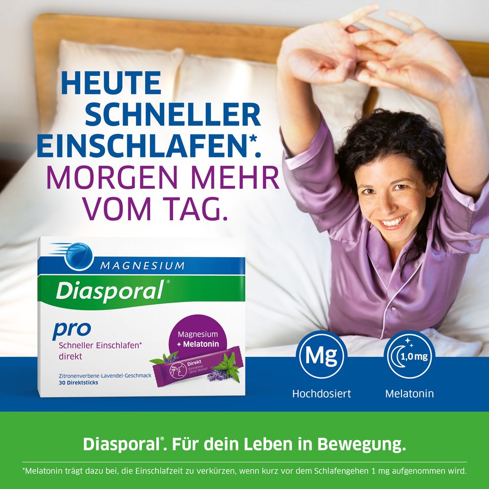 Frau im Bett mit Magnesium-Diasporal pro. Produktverpackung und Informationen über Melatonin.