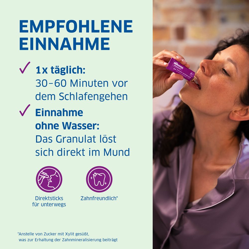 Frau nimmt Direktstick ein. Text: 1x täglich, 30-60 Minuten vor dem Schlafengehen. Einnahme ohne Wasser.