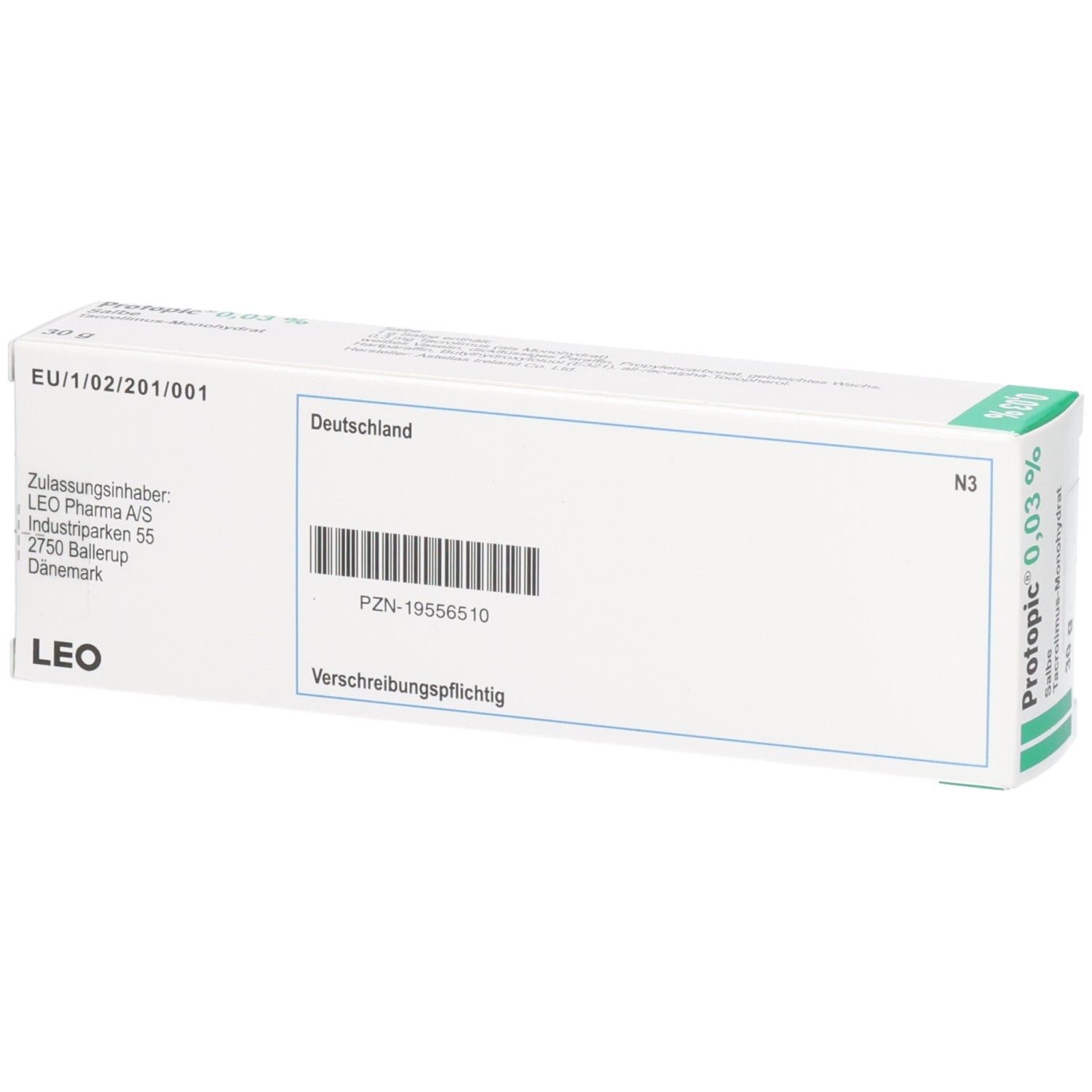 Weiße Schachtel mit grünen Akzenten. Aufdruck: Protopic 0,03% Salbe. Text: Deutschland, PZN-19556510, Verschreibungspflichtig. LEO-Logo.