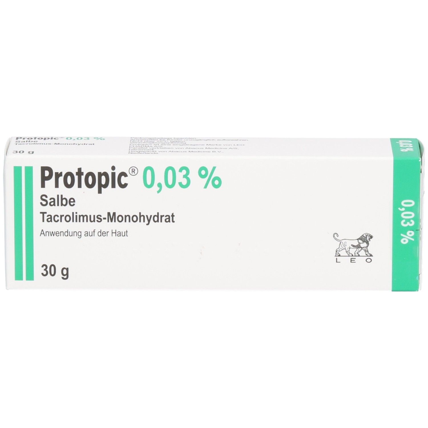 Weiße Schachtel mit grünen Akzenten. Aufdruck: Protopic 0,03% Salbe, 30 g. Logo: LEO. Text: Tacrolimus-Monohydrat, Anwendung auf der Haut.