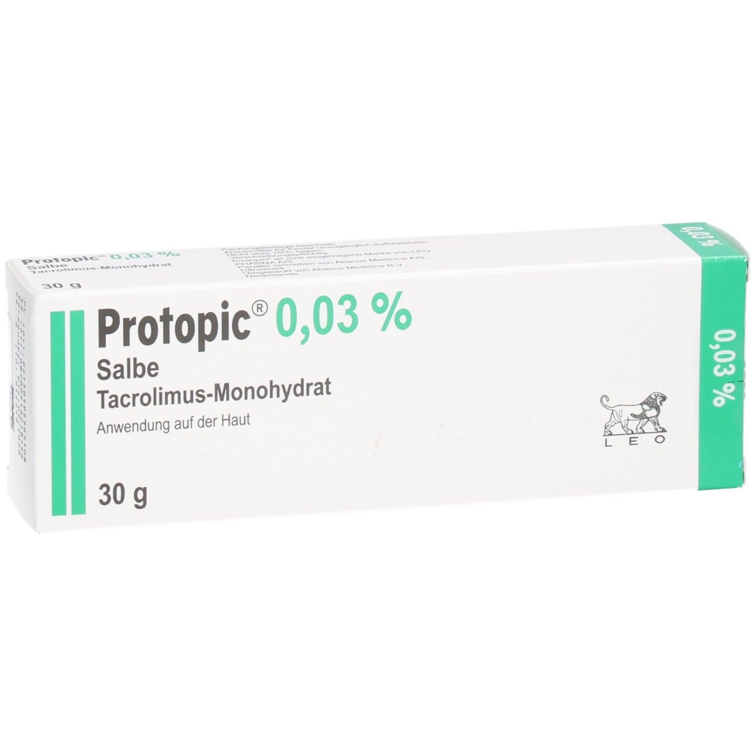 Weiße Schachtel mit grünen Akzenten. Aufdruck: Protopic 0,03% Salbe, 30 g. Logo: LEO. Text: Tacrolimus-Monohydrat, Anwendung auf der Haut.