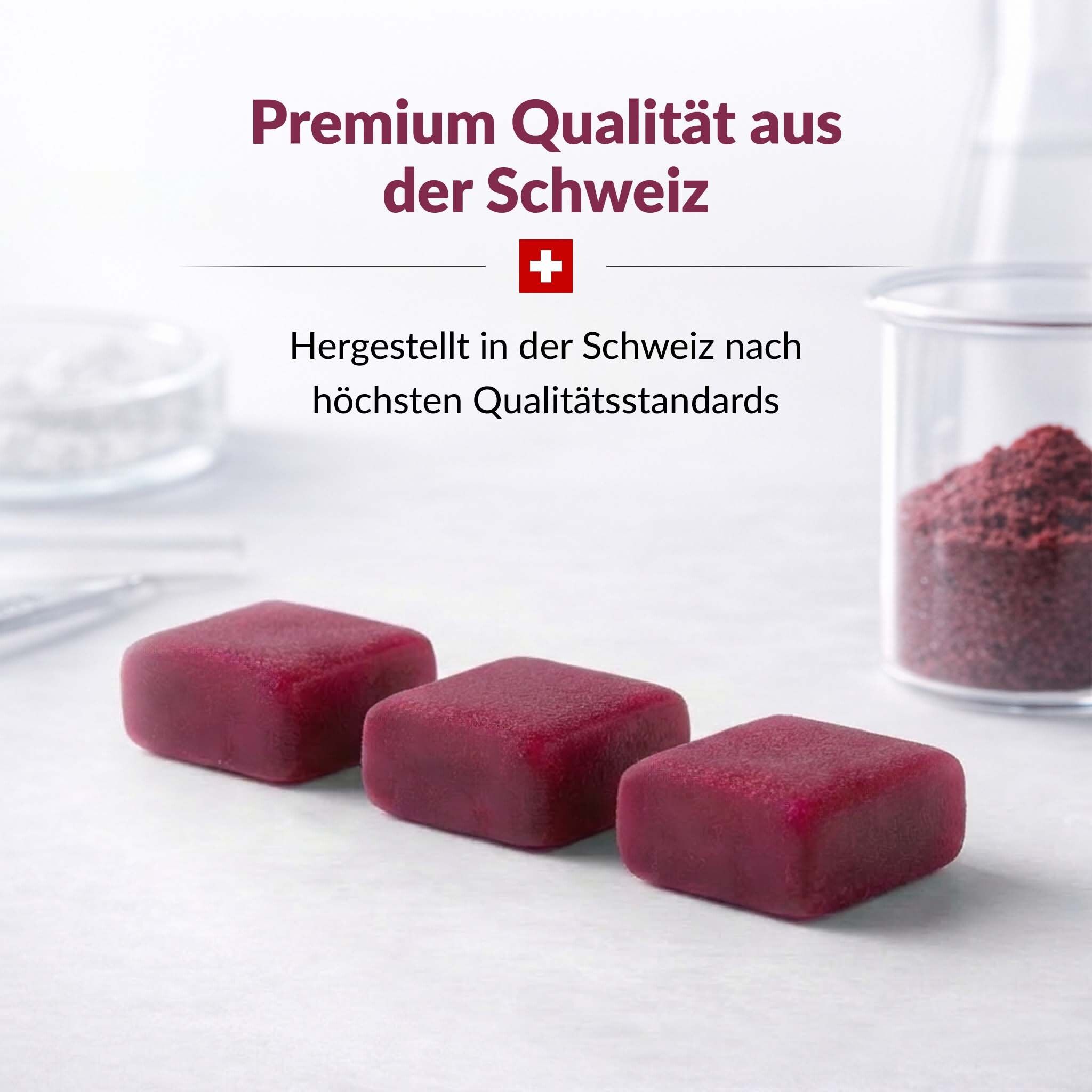 Drei rote Würfel auf weißem Untergrund. Text: Premium Qualität aus der Schweiz. Schweizer Kreuz.