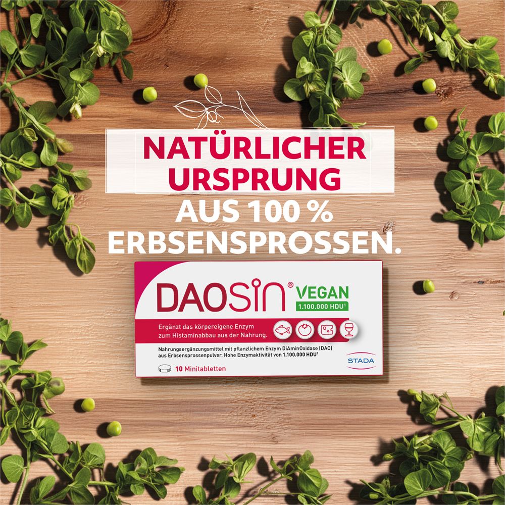 DAOSIN® Vegan-Packung auf einem Tisch mit Gemüse. Text: Natürlicher Ursprung aus 100% Erbsensprossen.