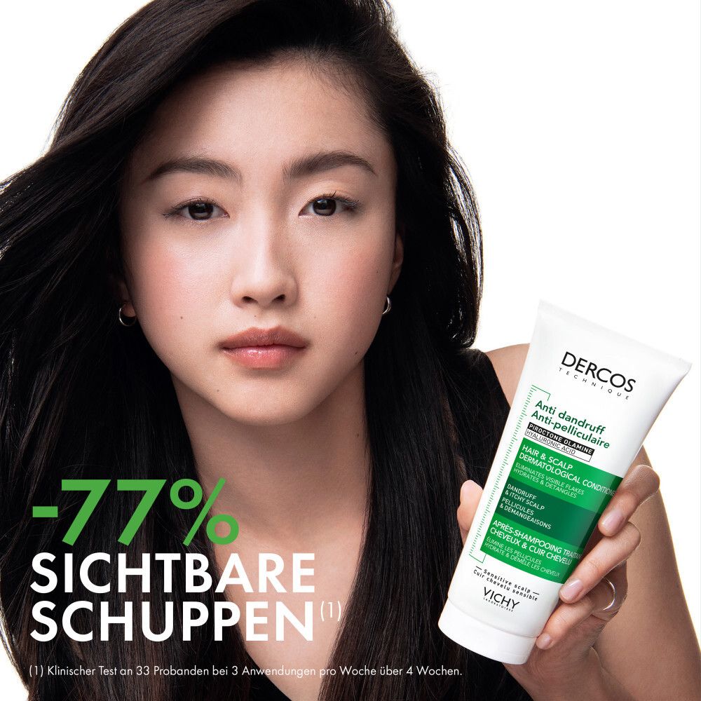 Femme asiatique tenant un tube. Texte: -77% de pellicules visibles. Produit: DERCOS Anti-pelliculaire. Marque: Vichy.