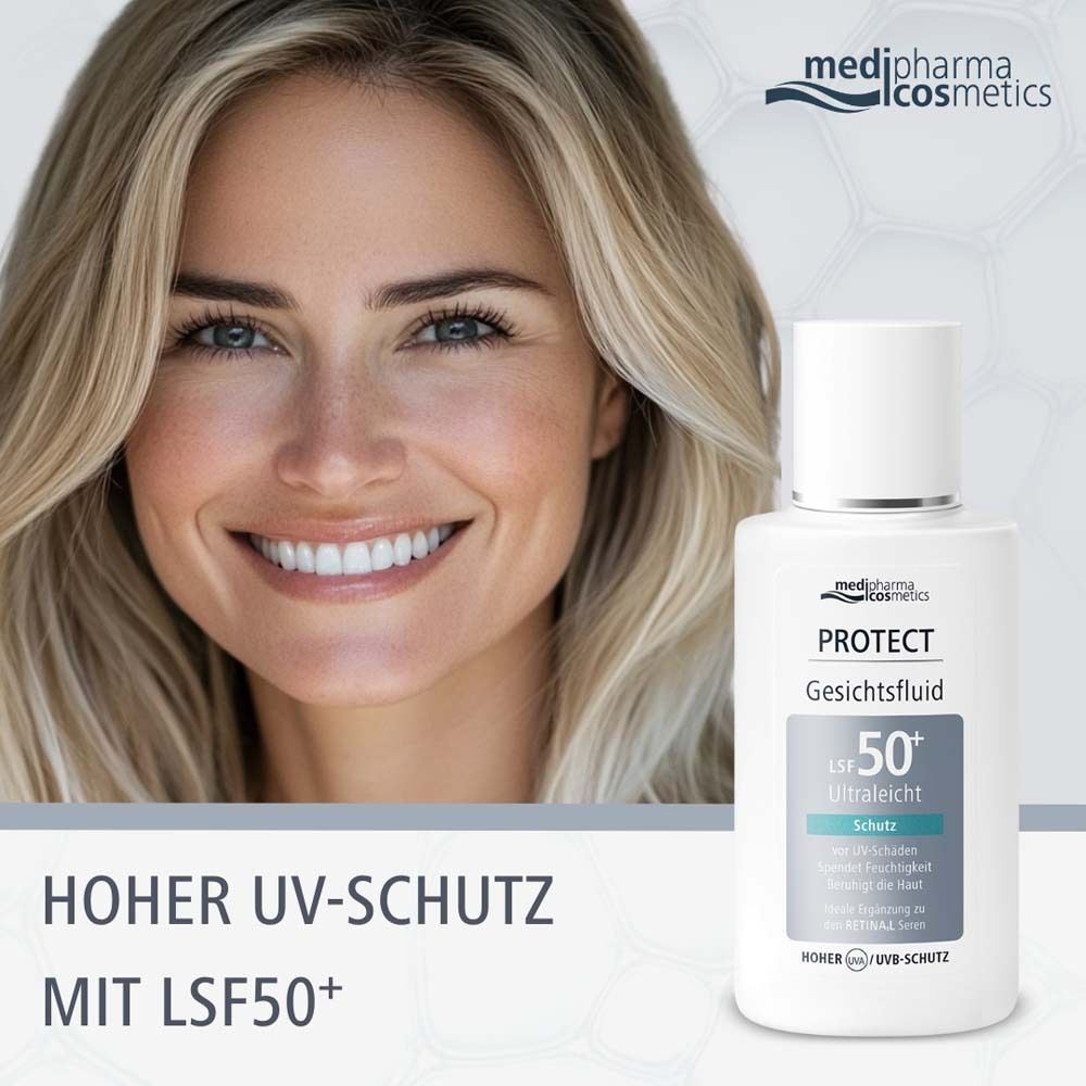 Frau mit Lächeln und Gesichtsfluid LSF 50+. Hoher UV-Schutz mit LSF 50+. Produkt neben Gesicht.