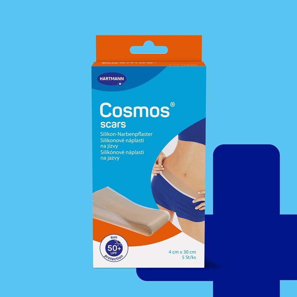 Schachtel mit Narbenpflaster. Marke Cosmos, blaue Verpackung, orangefarbener Deckel. Pflaster und Frau abgebildet.