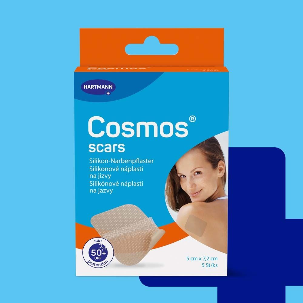Schachtel mit Narbenpflaster. Marke Cosmos, blaue Verpackung, orangefarbener Deckel. Pflaster und Frau abgebildet.