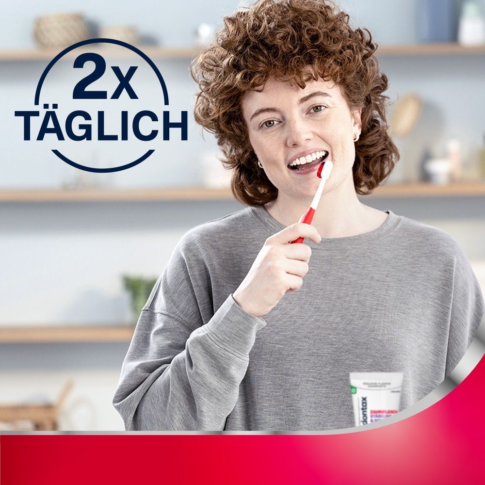 Frau putzt Zähne mit roter Zahnbürste. "2x täglich" Kreis-Symbol. Zahnpastatube sichtbar.